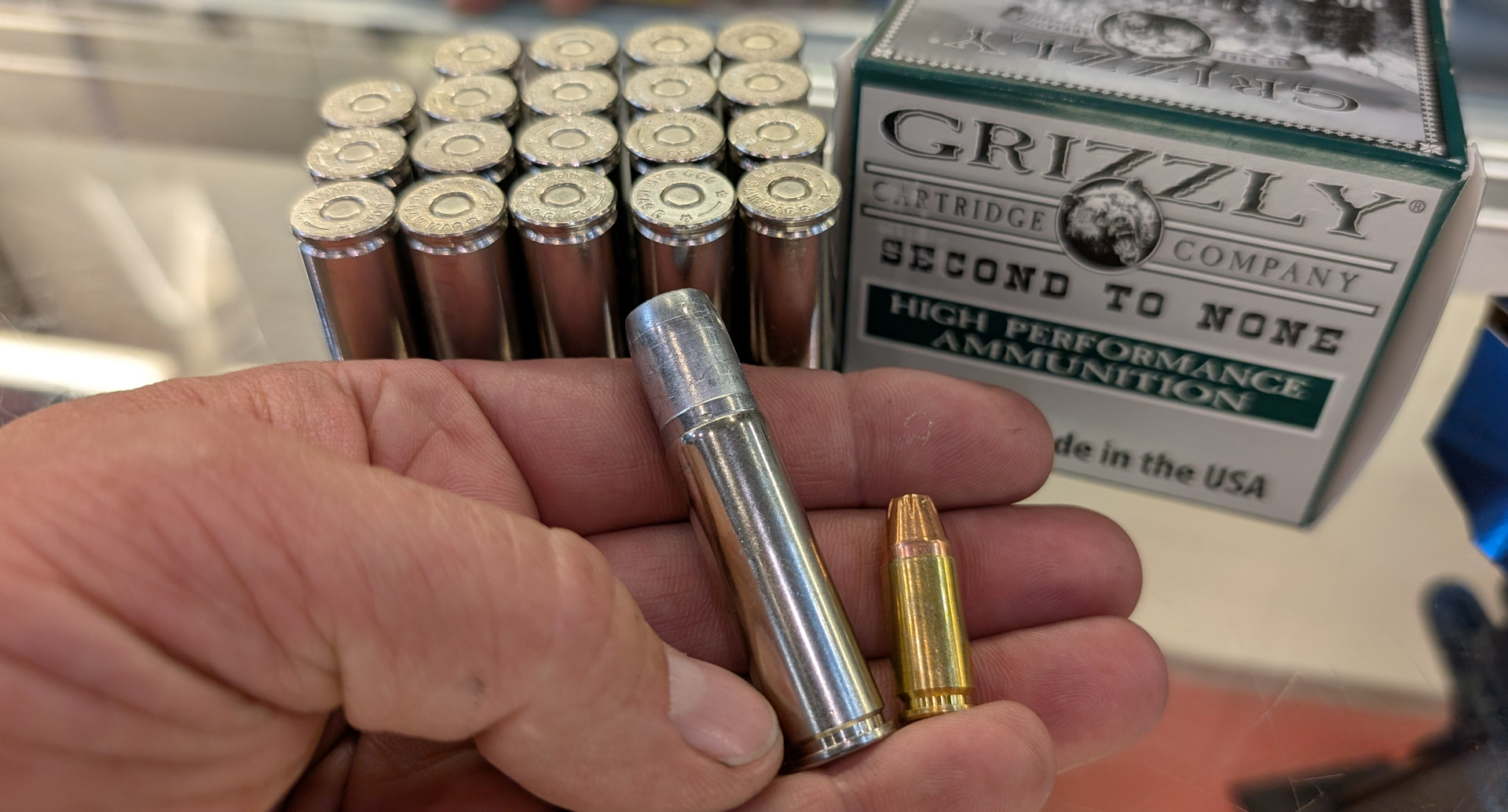 Patronen einer Grizzly Pistole im Vergleich zu regulärer 9mm Patrone