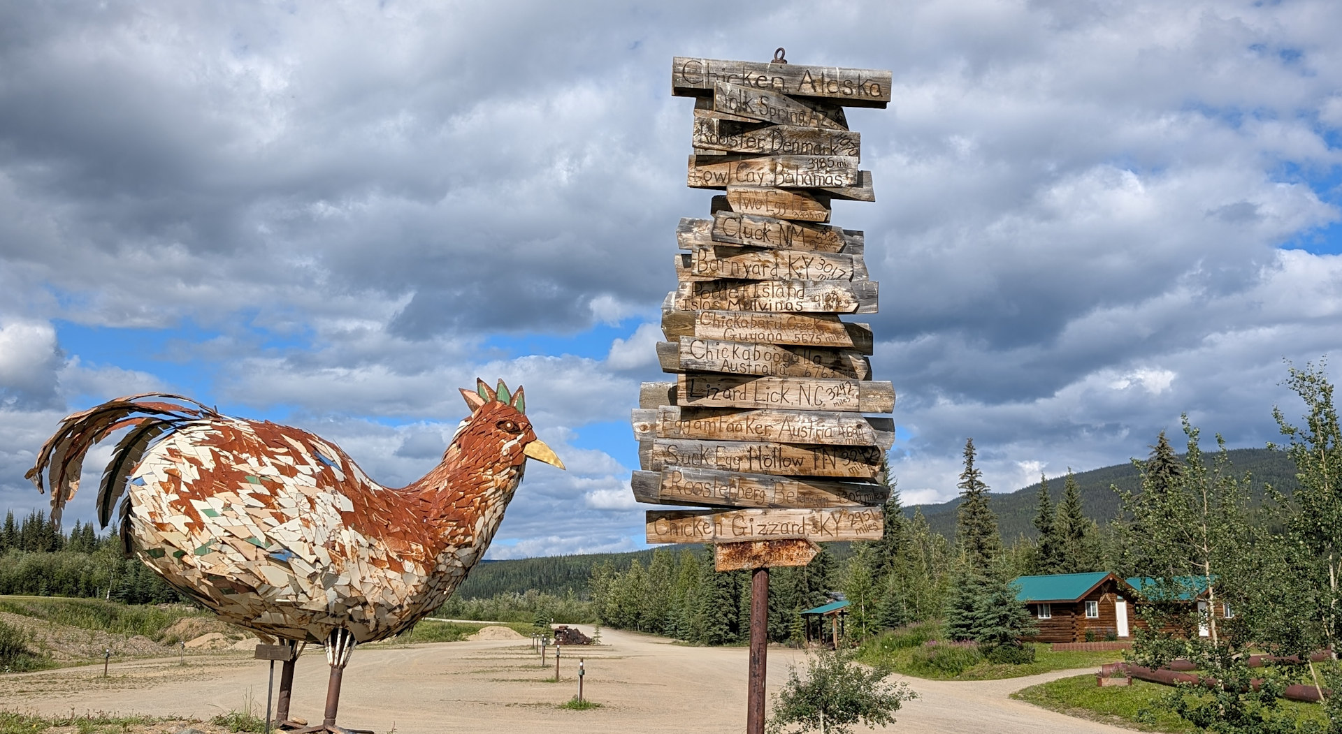 Alaska Ortschaft Chicken mit Huhn aus Blech und Wegweisern 