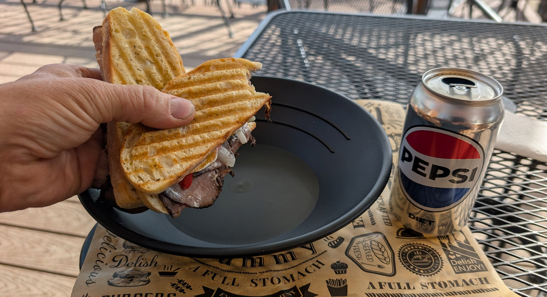 Sandwich mit Cola in einer Goldwaschpfanne serviert 