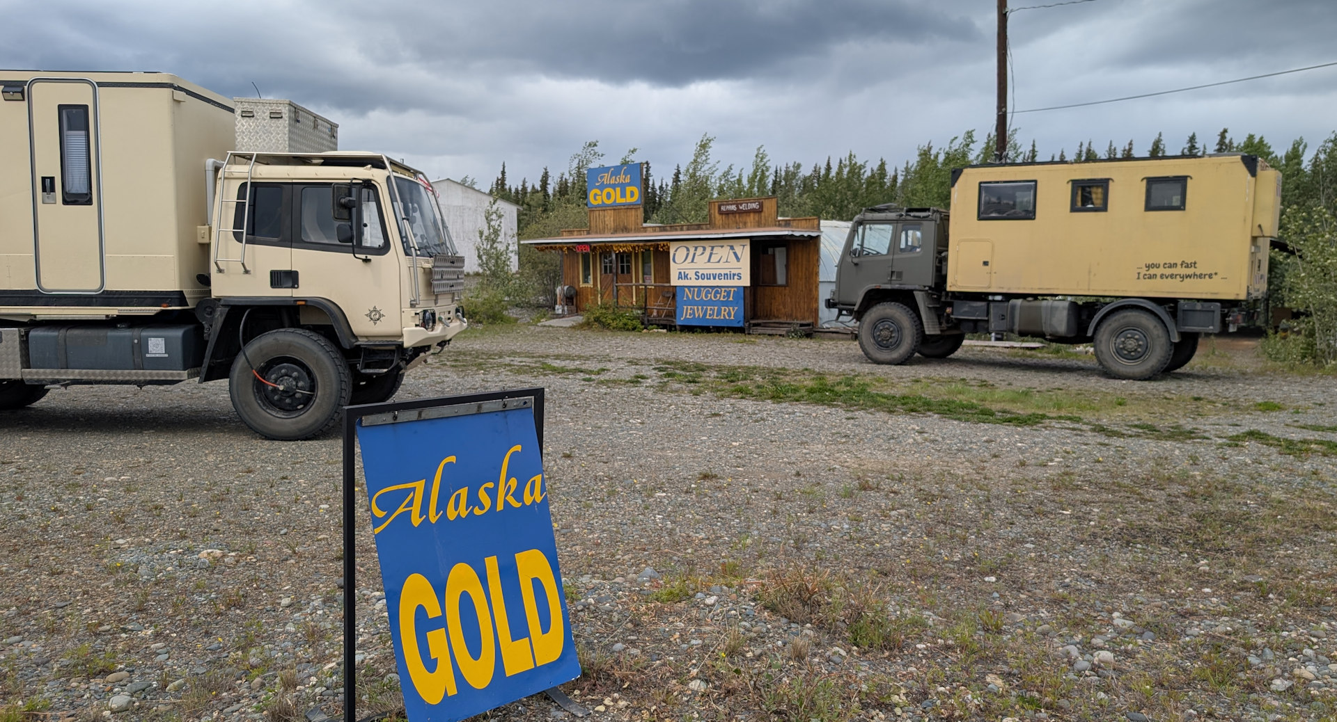 Zwei 4x4 Overlander LKW parken vor einem Laden für Gold Nuggets in Alaska 