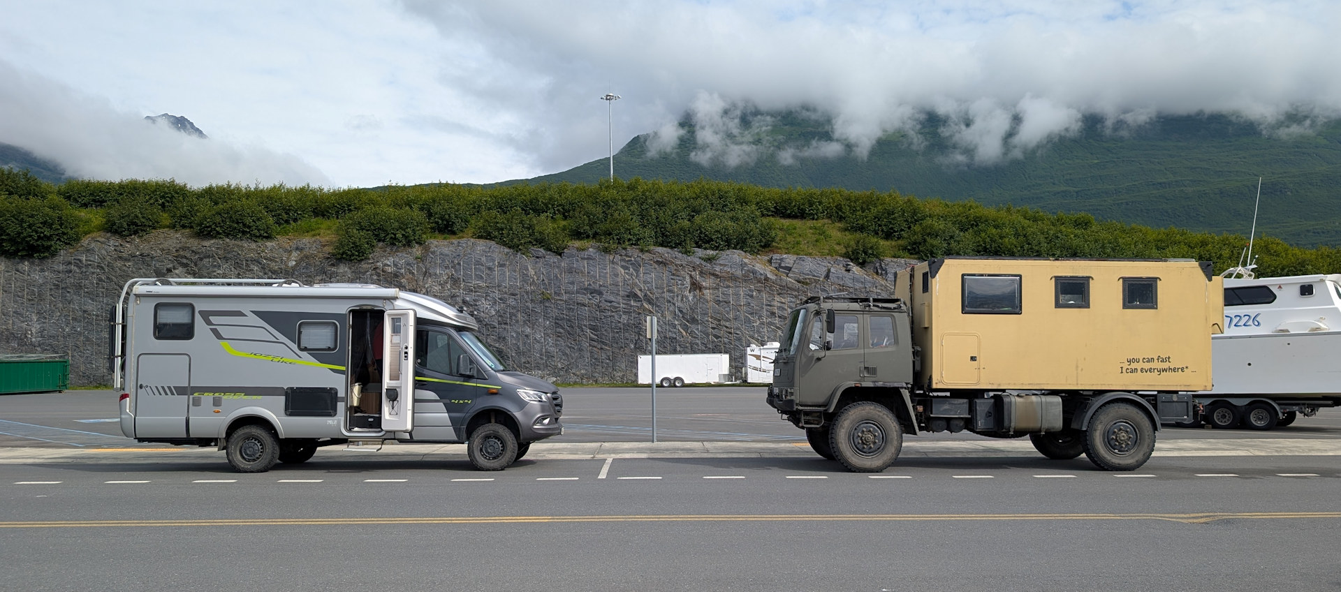 Hymer ML570 und DAF T244 auf einem Parkplatz mit wolkenverhangenen Bergen in Valdez Alaska USA