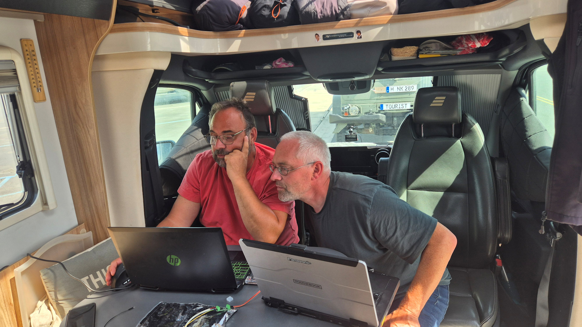 Reparatur Session Uwe und Chris im Hymer ML570 hinter zwei Notebooks