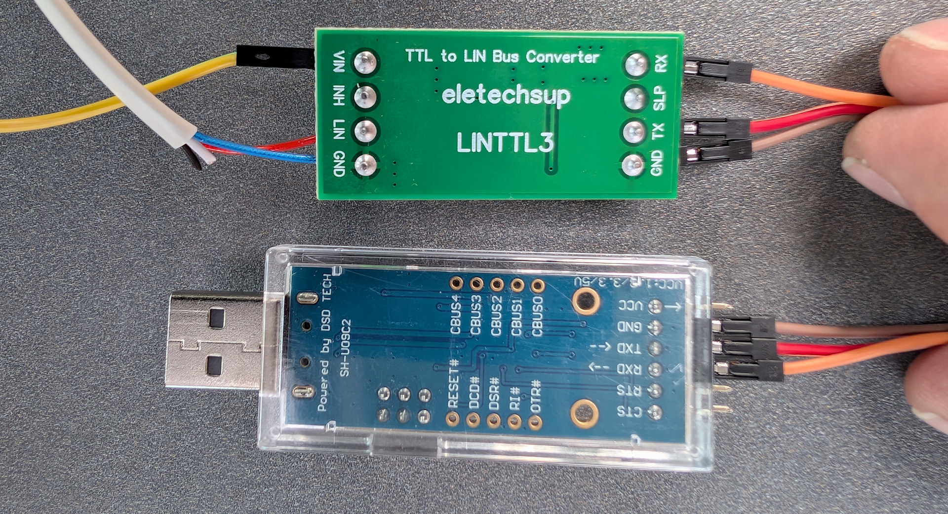 Rückseite von zwei Adaptern die ein Interface von USB auf TTL auf LIN sind.
