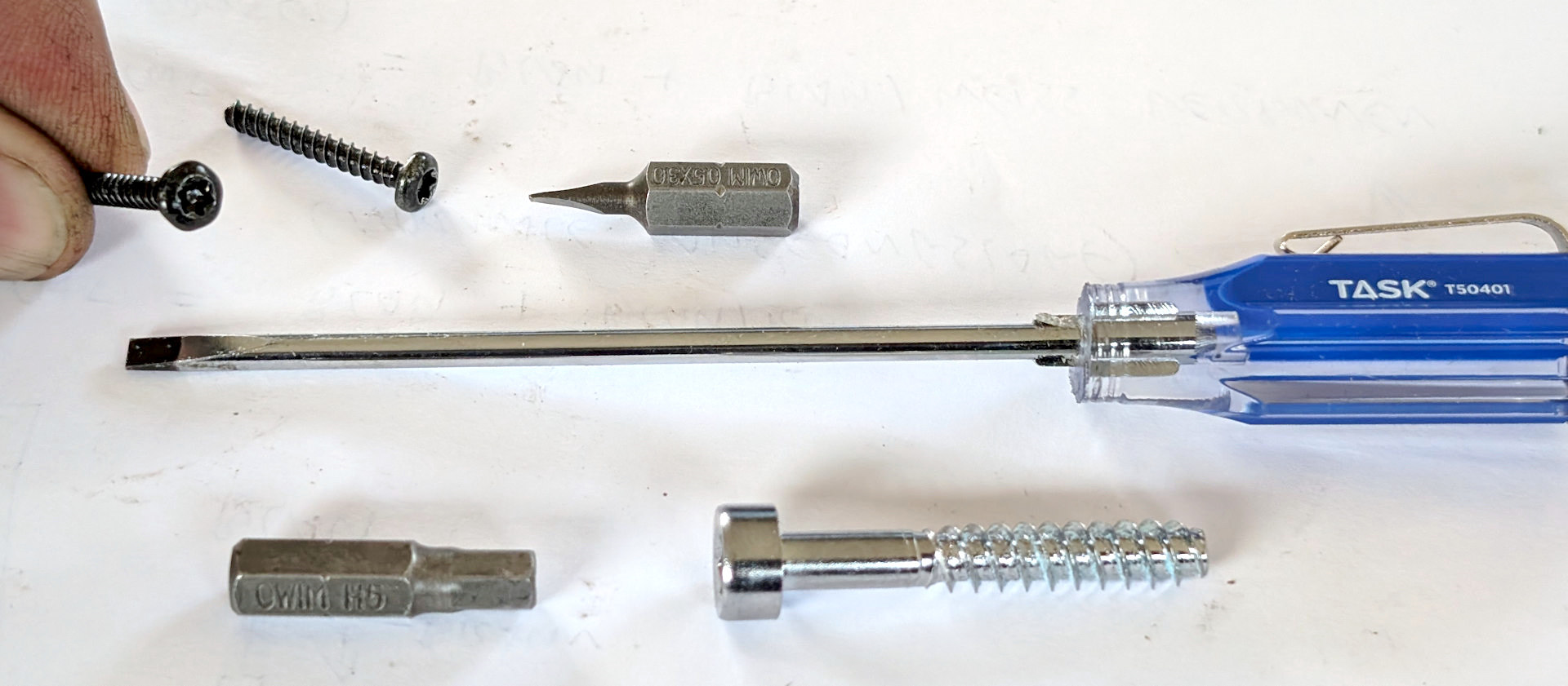 Schrauben und Werkzeug zum öffnen von einem Makita DMR202