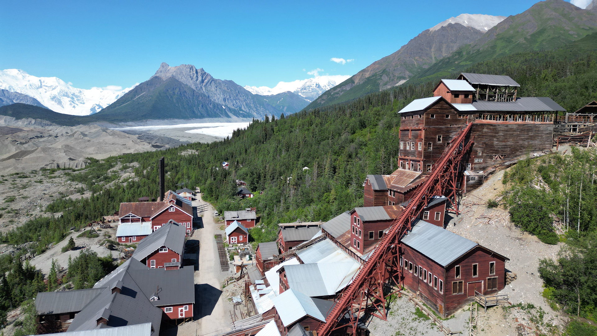 Drohnen Bild Kennicott Mine Alaska mit Gletscher und Bergen im Hintergrund