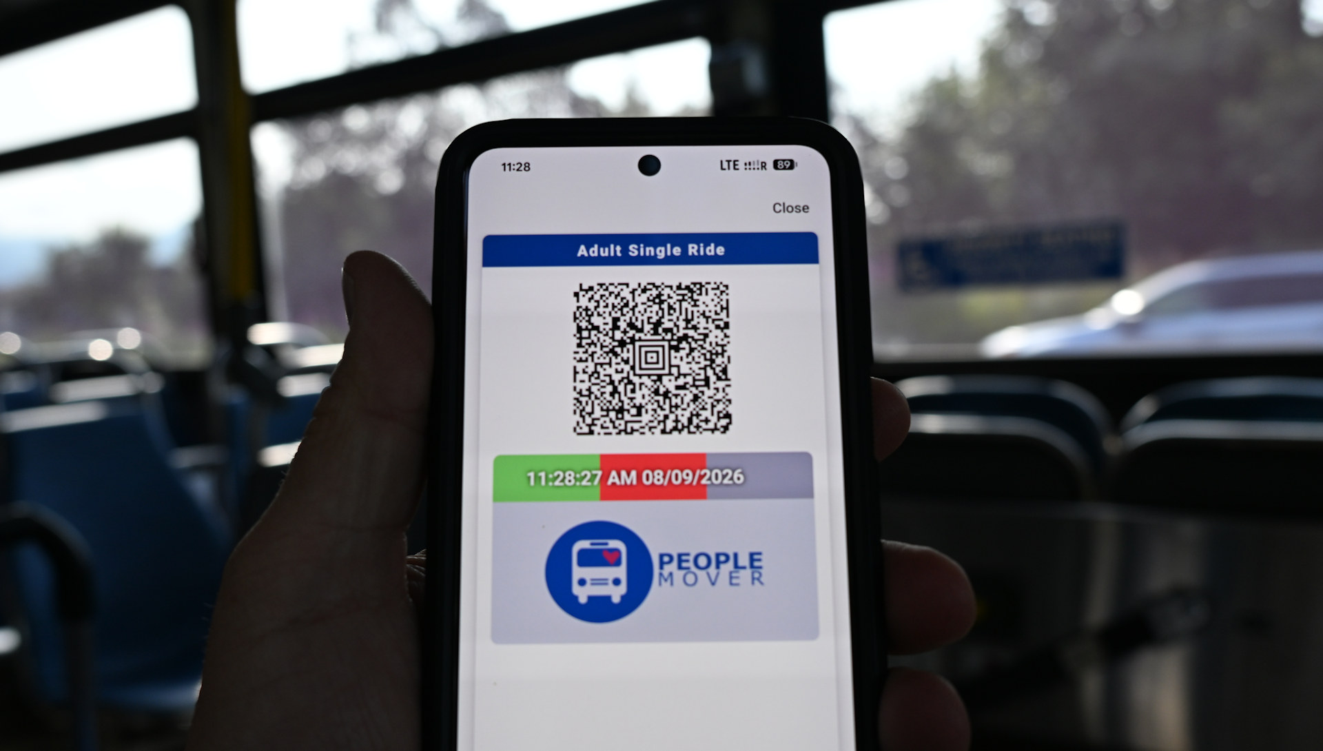 Geöffnete People Mover Ticket App auf einem Handy für eine Bus Fahrt in den USA