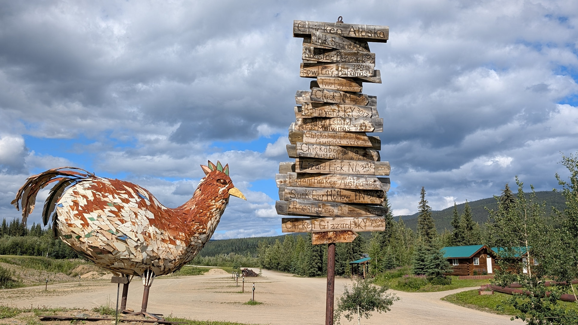 Blech Huhn und Wegweiser in Chicken Alaska 