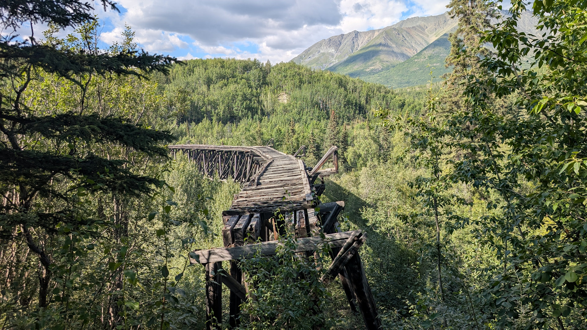 Eingefallene Trestle Bridge in Alaska