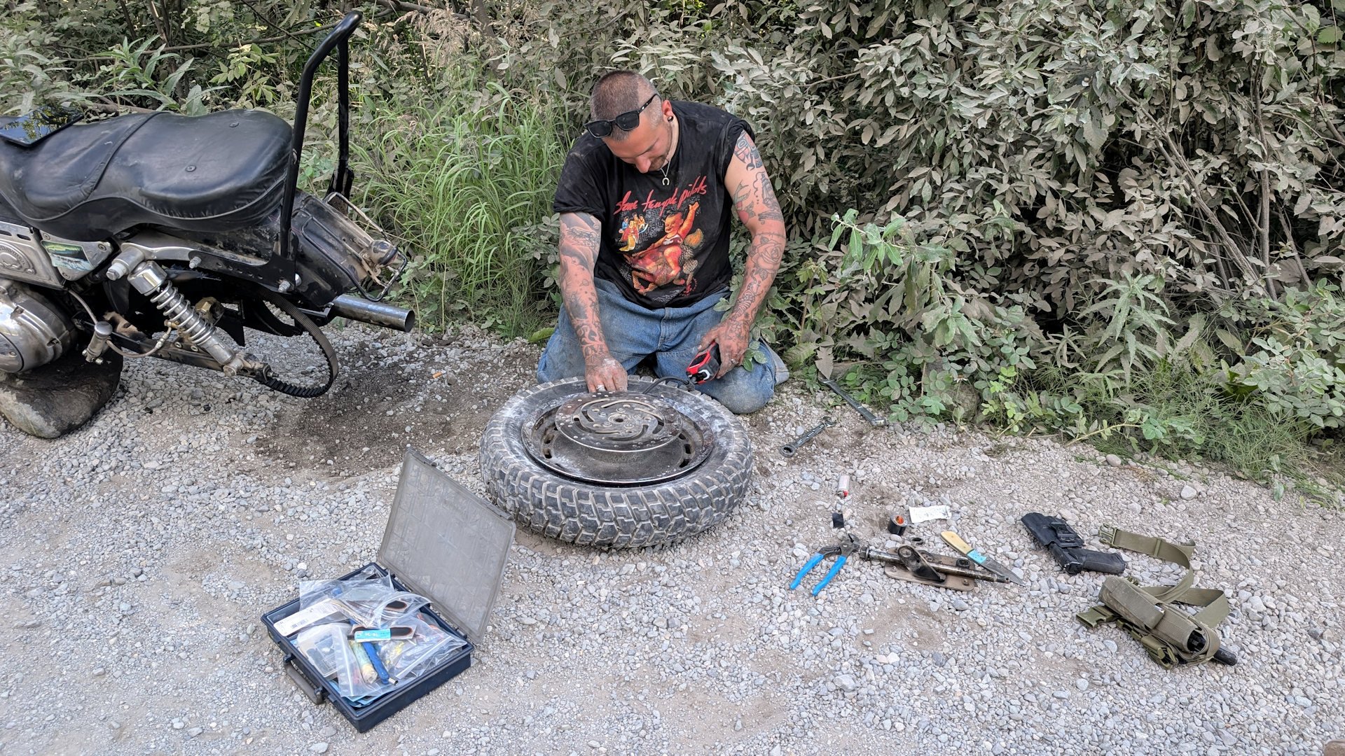 Biker repariert Reifen an seinem Motorrad 