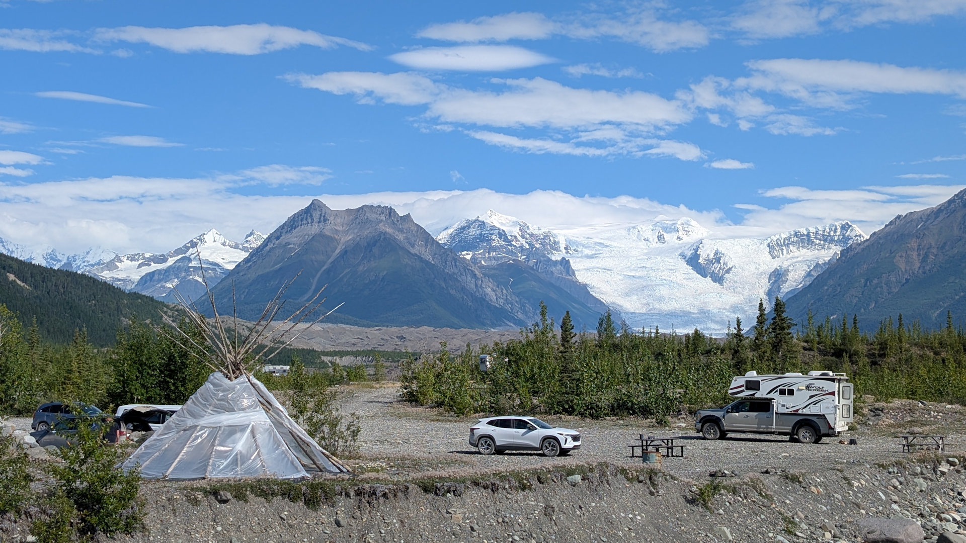Campinglatz mit Blick auf die Berge und Gletscher in McCarty Alaska