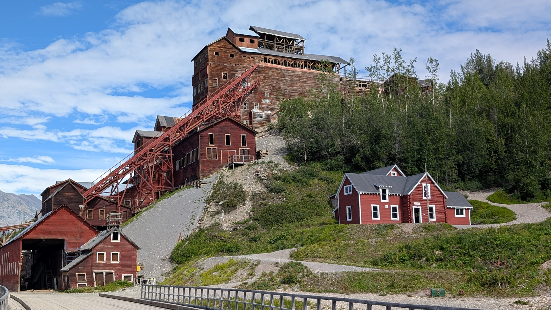 Kennicott Mine mit rotem Office vom Manager davor