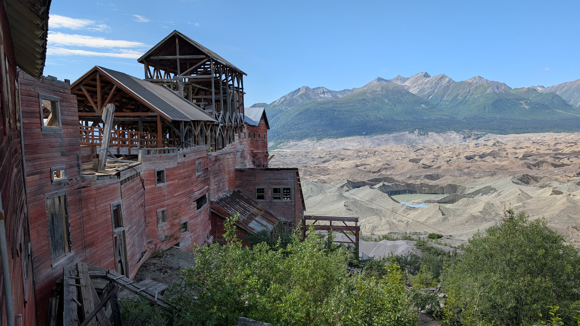 Blick auf die Gletscher Moränen vom Dach der Kennicott Mine aus