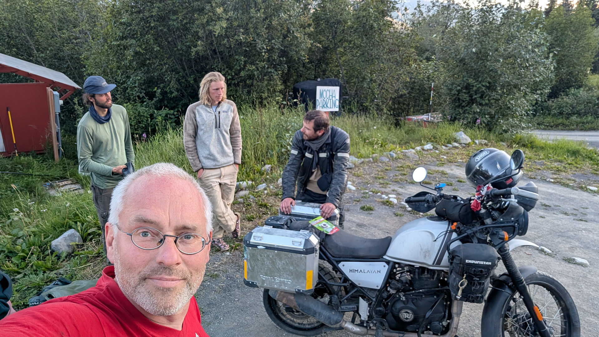 Vier Personen stehen um ein Motorrad herum 