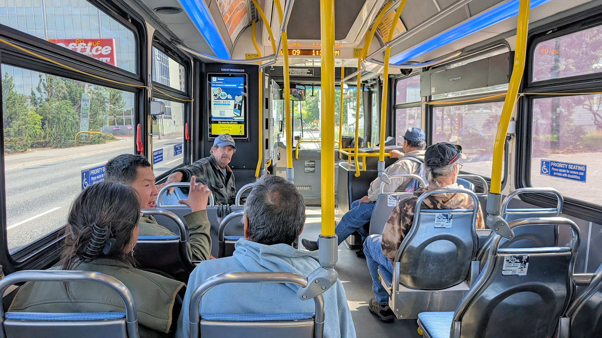 ÖPNV USA & Kanada: Menschen sitzen in einem City Bus