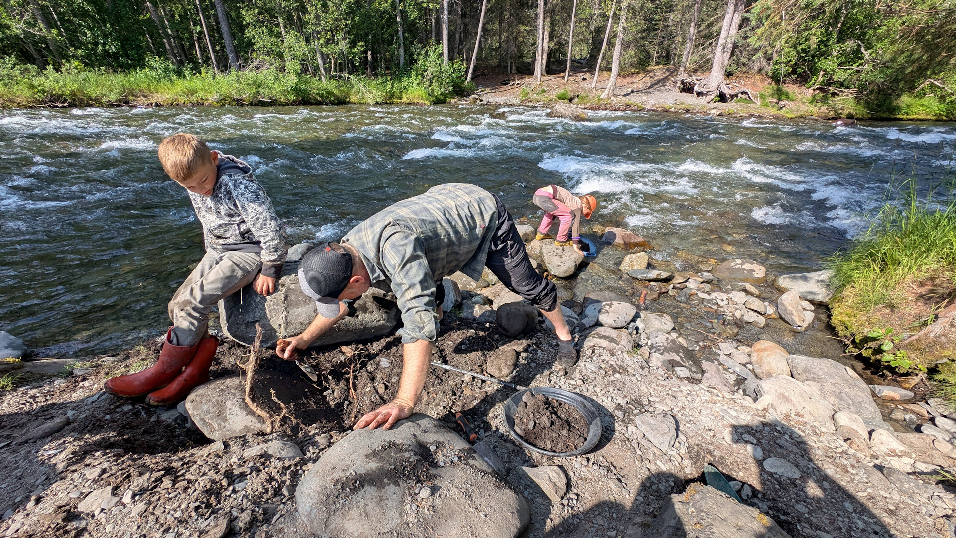 Familie bei der Goldsuche im freien mining claim bei Hope Alaska 