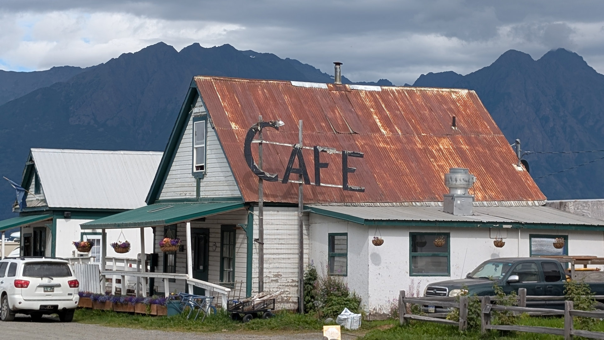 Mit CAFE beschriftete Hütte in Hope, Alaska 