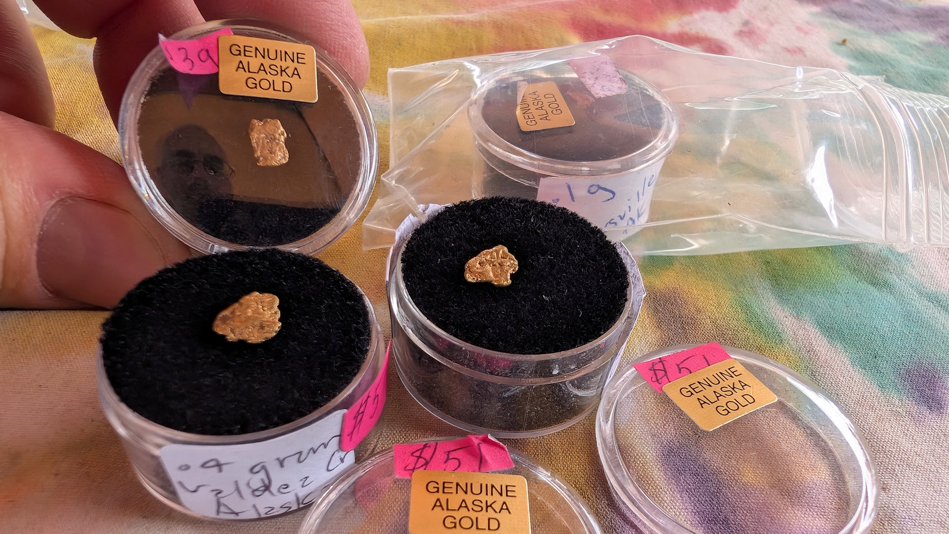 Mehrere Gold Nuggets in einem Souvenirladen in Hope, Alaska