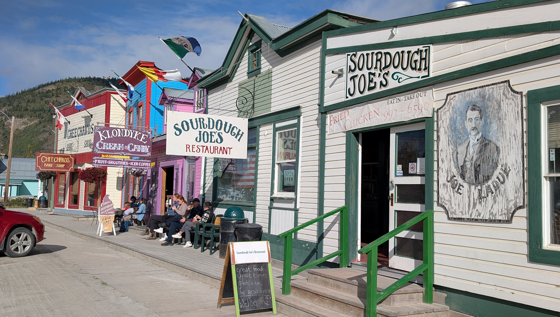 Historische Front Street mit Läden und Restaurants in Dawson City  Yukon Kanada 
