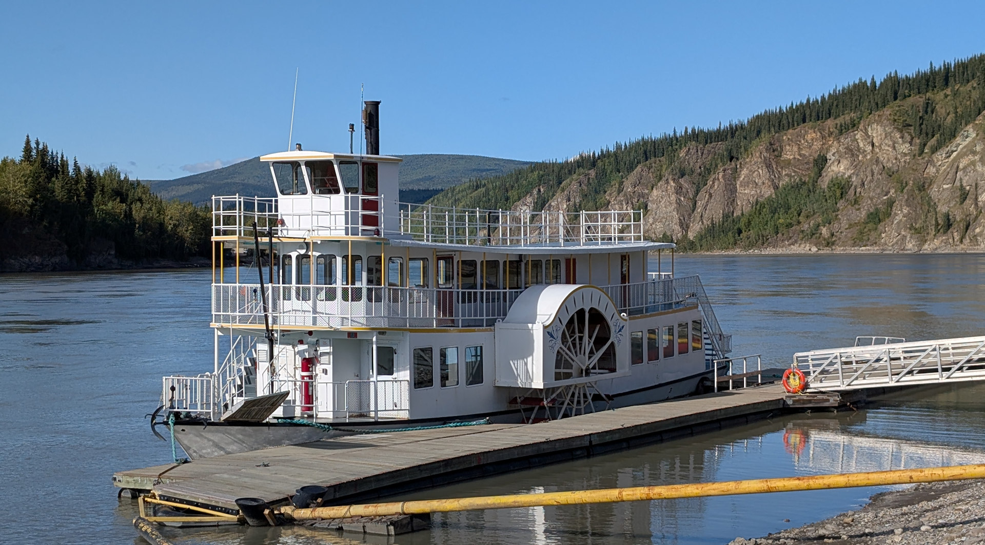 Nachbau von einem historischen Raddampfer im Klondike River Dawson City