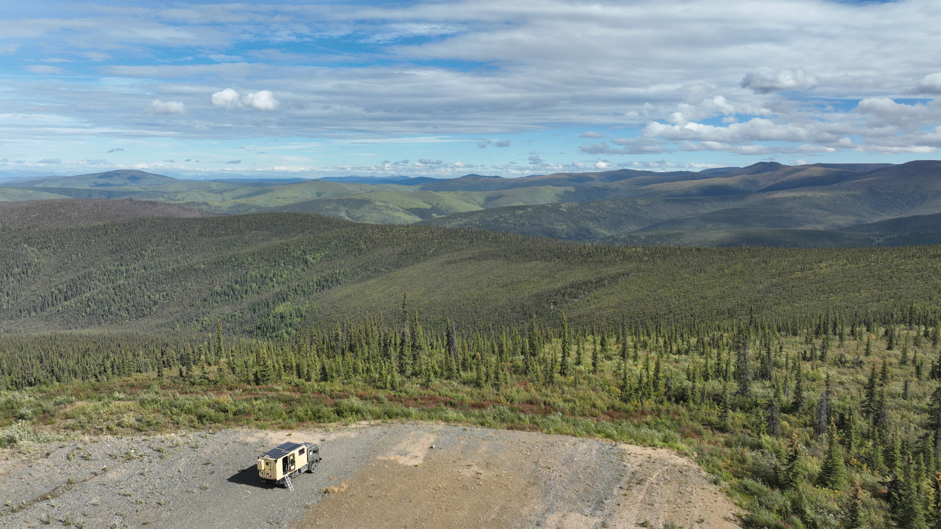 Parkplatz mit Aussicht über die Berge auf dem Top of the World Highway. 