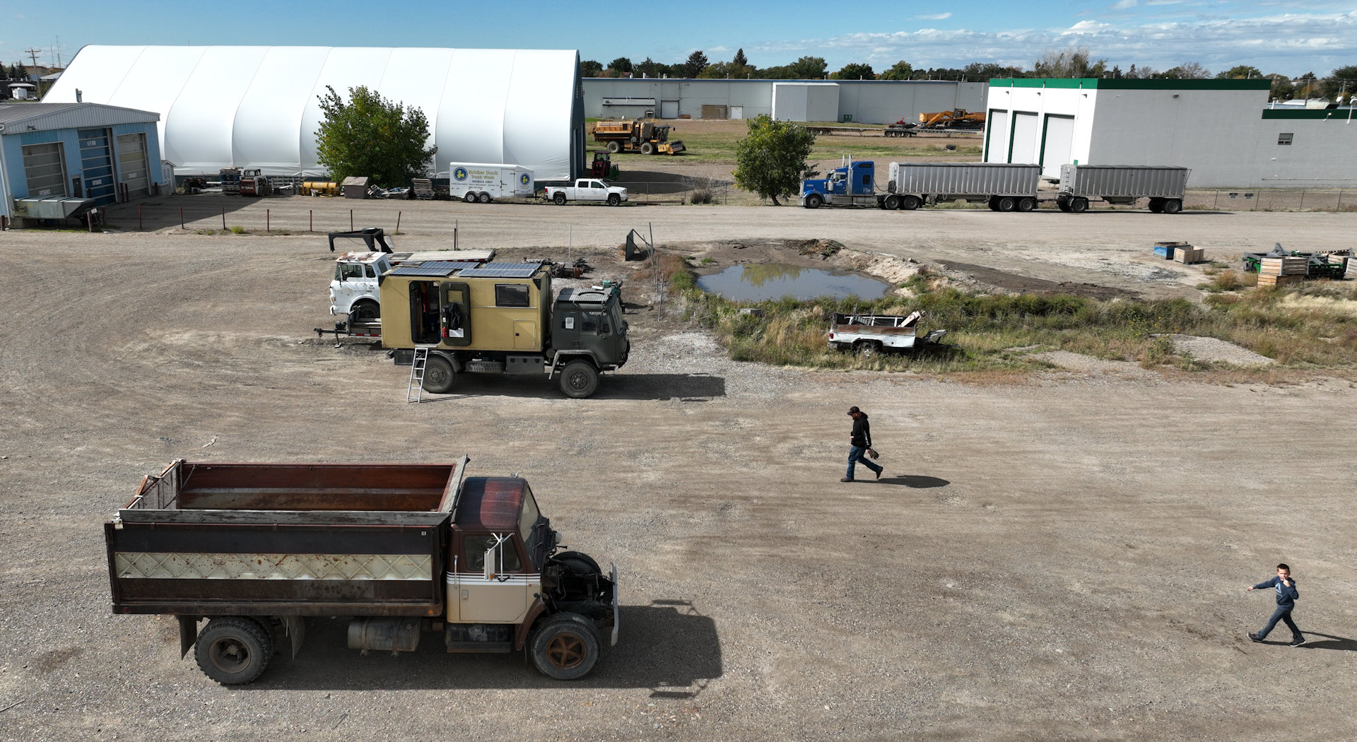 DAF T244 LKW auf dem Hinterhof einer Werkstatt in Taber