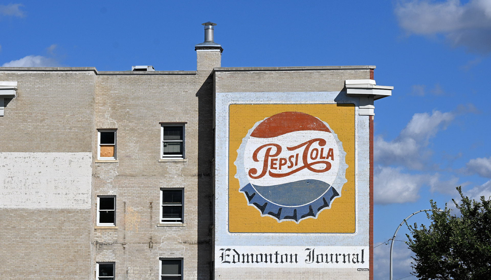 Wand von einem Hochhaus mit einer PepsiCola Werbung und dem altertümlichen Schriftzug Edmonton Journal