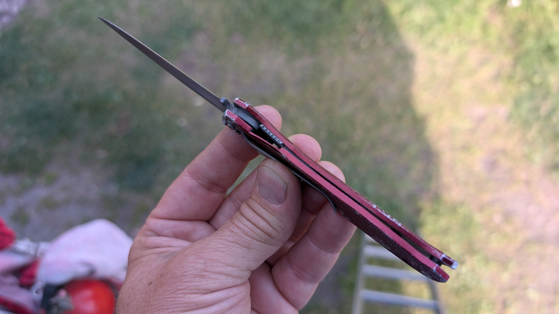 Seitenansicht von einem Klappmesser mit zusammen gedrücktem Gehäuse