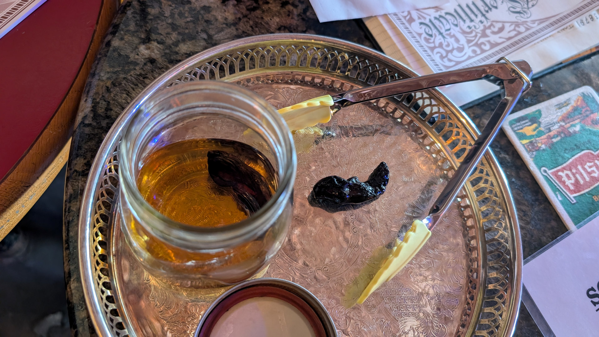 Mutprobe mit abgetrennte Zehe im Sourdough Saloon, Dawson City 
