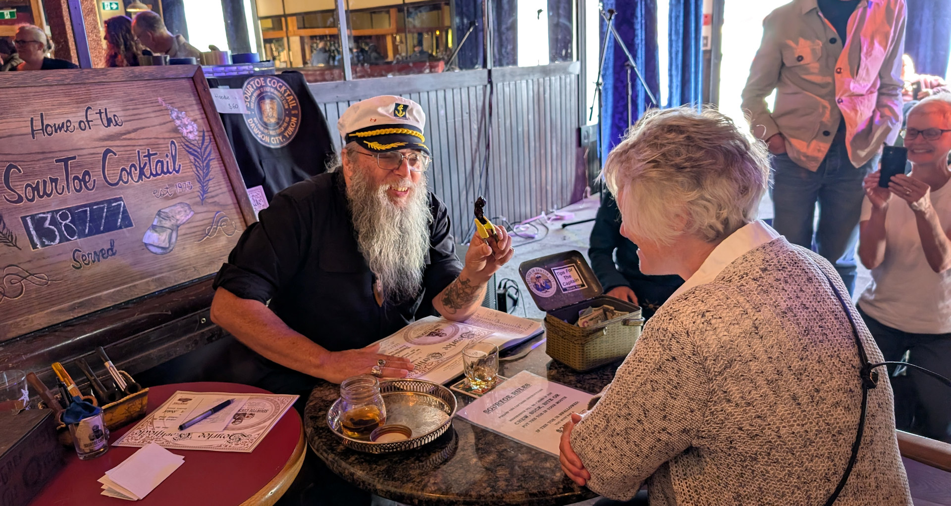 Sour Toe Cocktail Mutprobe in Dawson City mit Capitän 