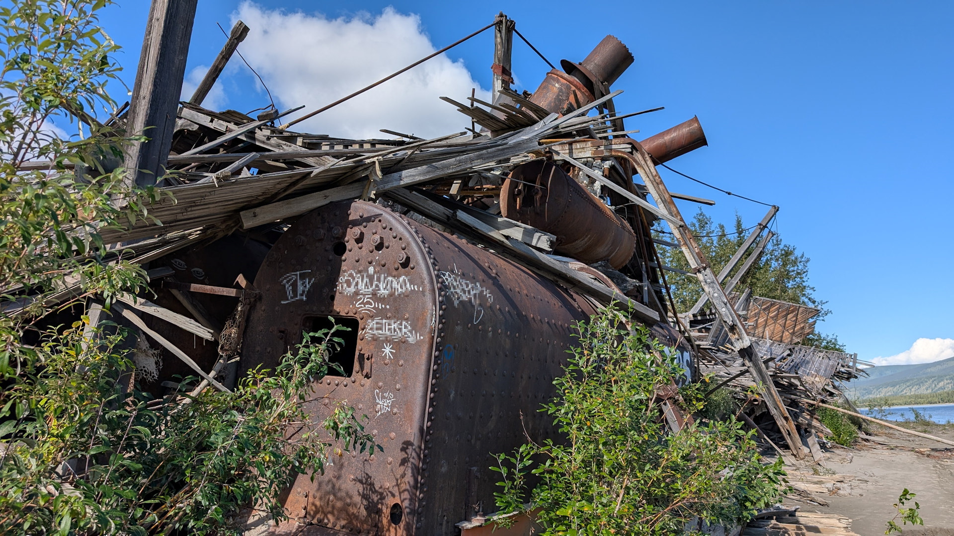 Lost Place Dawson City Schiffsfriedhof mit altem Raddampfer