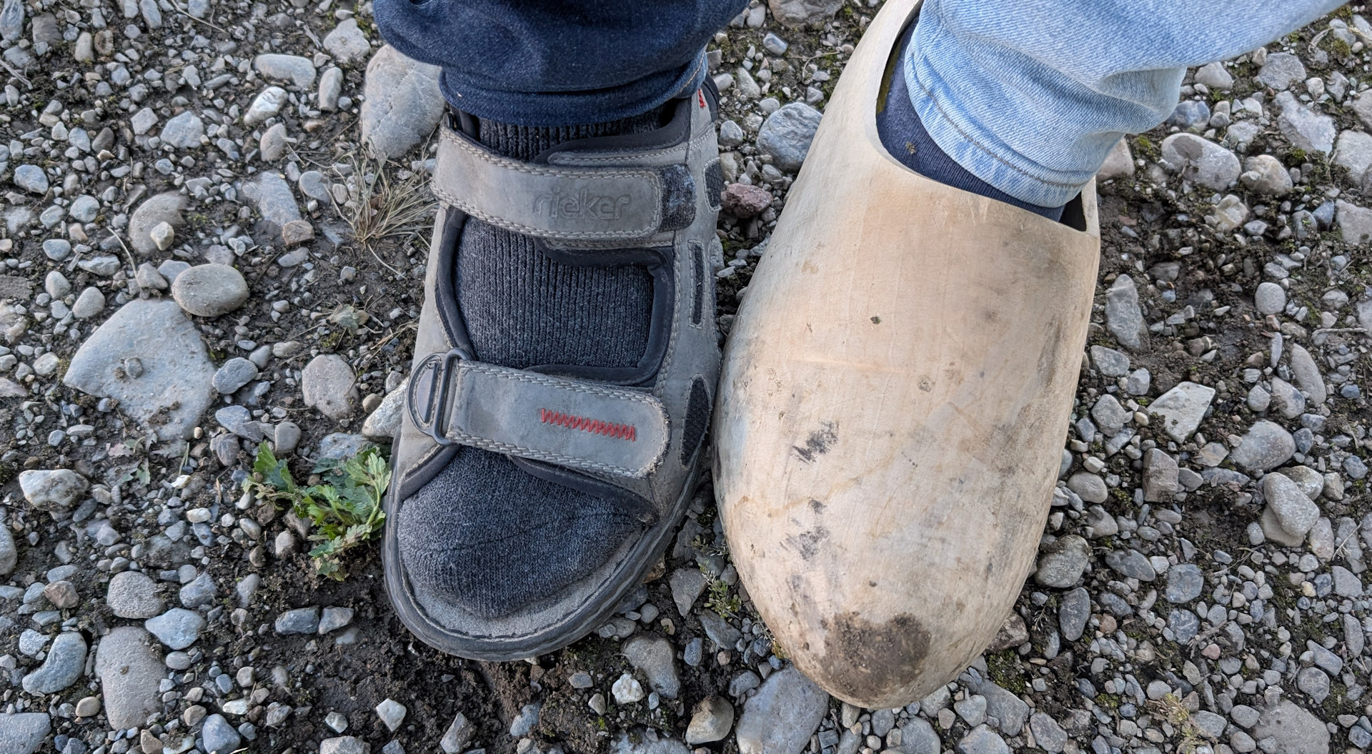 Sandale und Holzschuh
