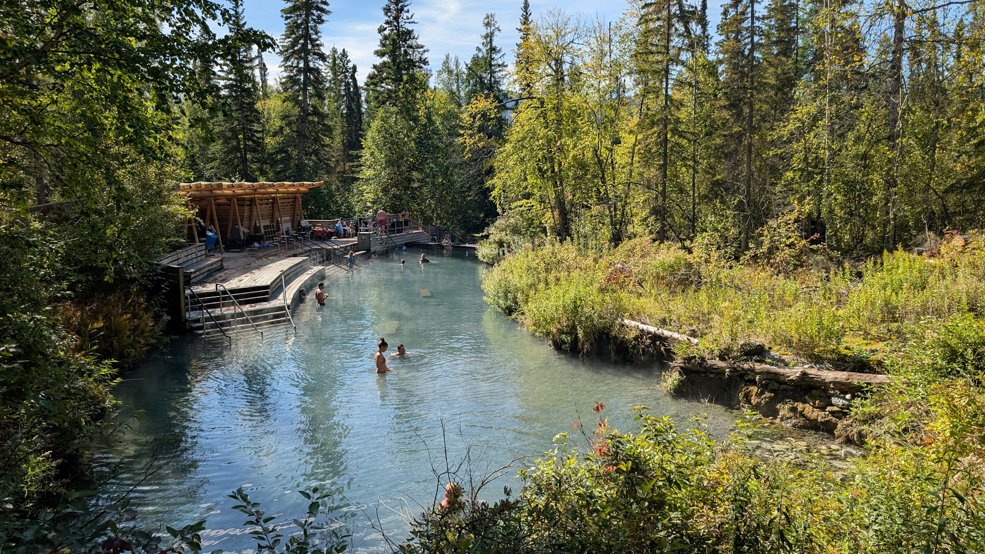 Menschen baden in den Liard Hot Springs Kanada 