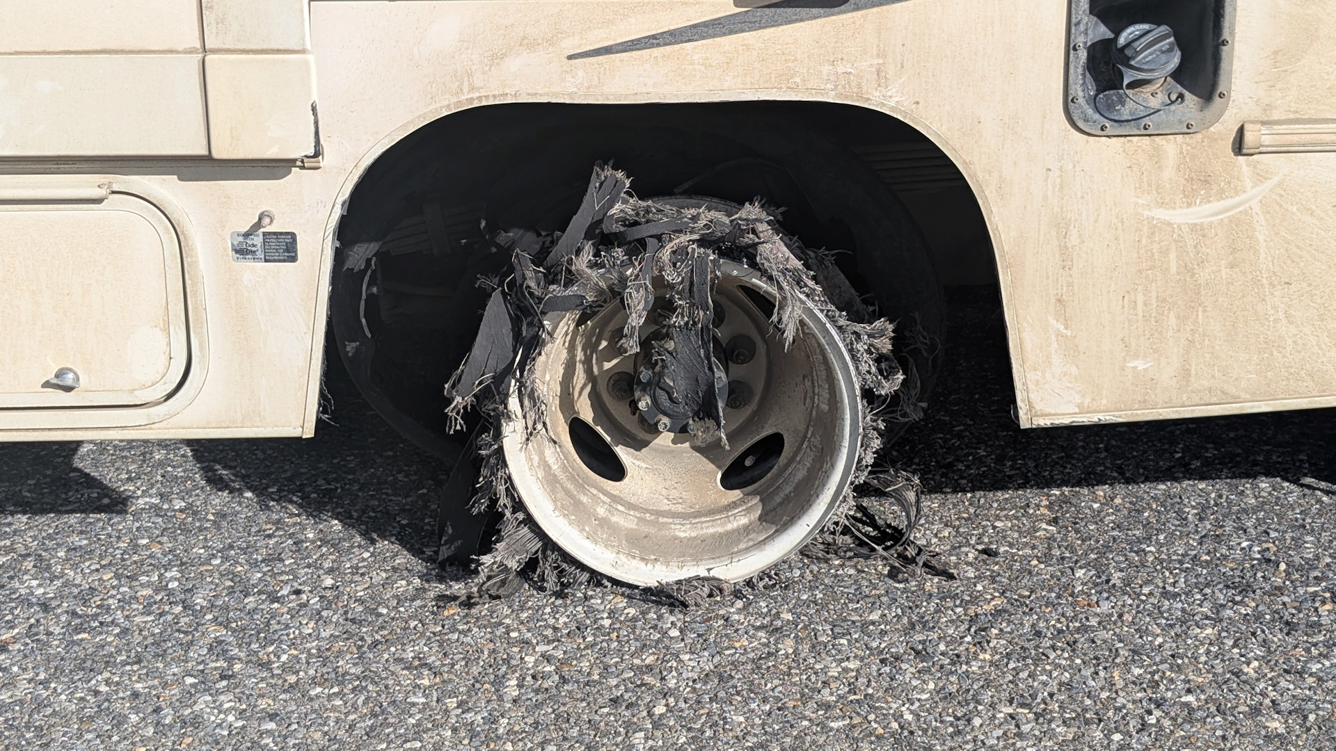 Völlig zerfetzter Reifen an einem Camping Fahrzeug 