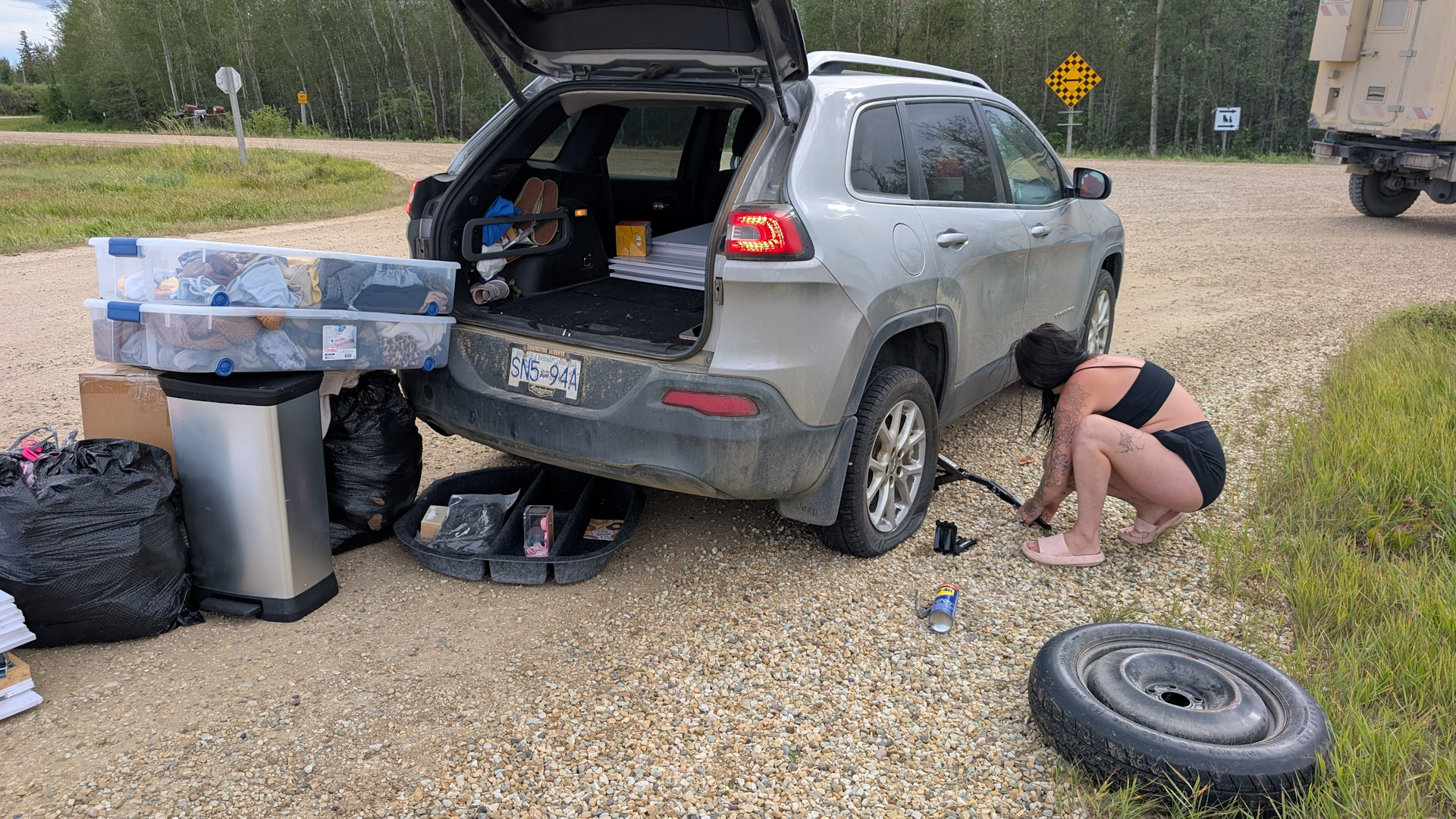 Reifenwechsel bei einem silbernen Jeep