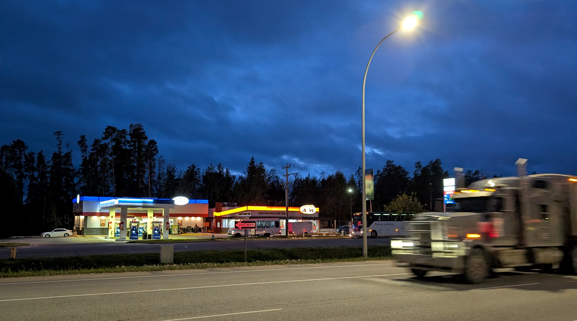 Bunt beleuchtete Tankstelle und LKW Nachts in Kanada 