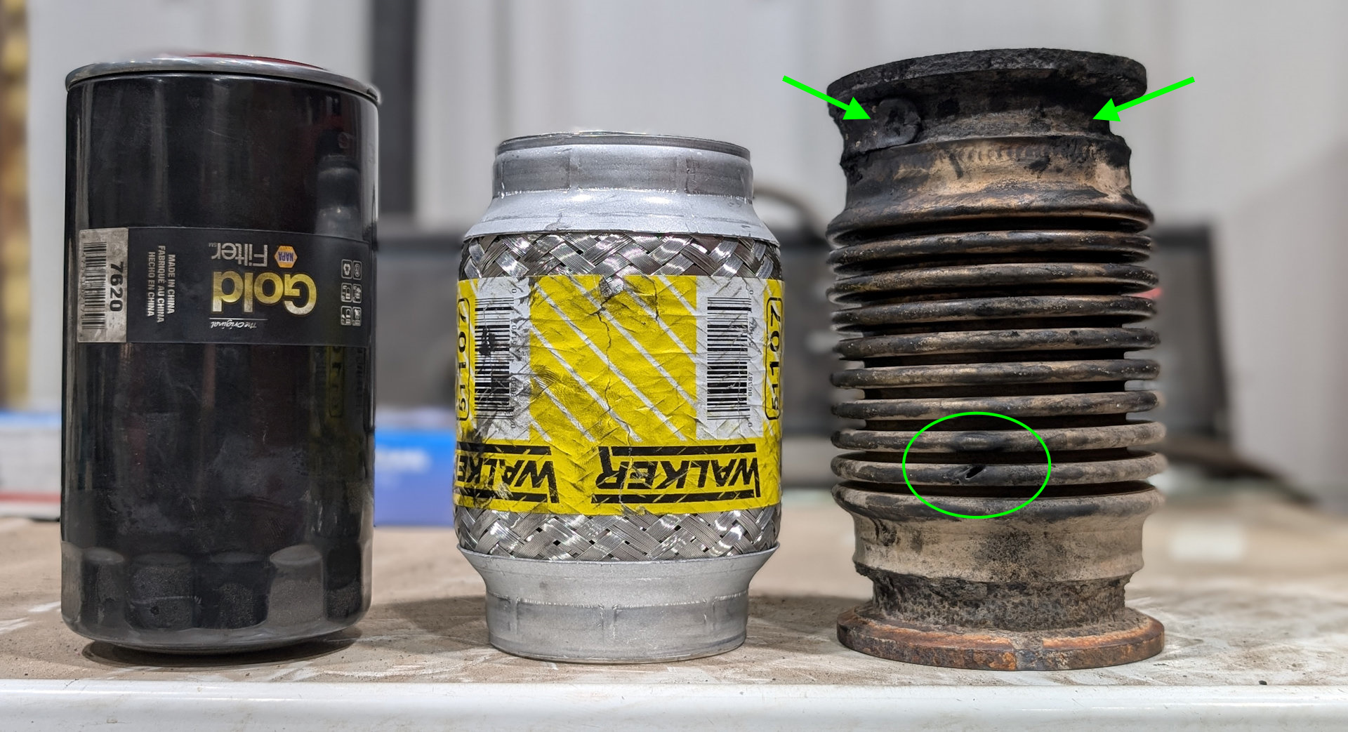 Ölfilter, neues silbernes Flexrohr und ein altes Flexrohr