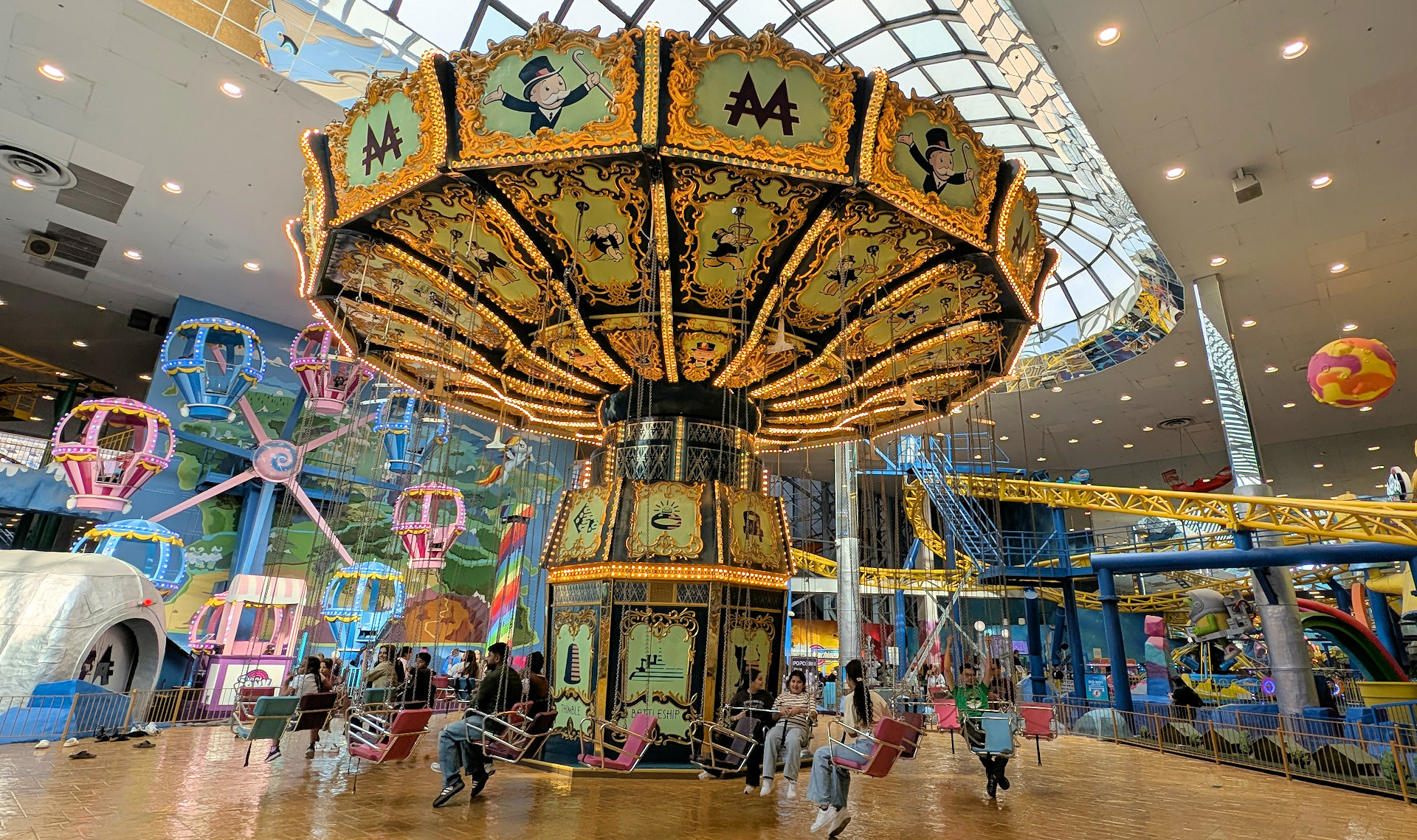 Beleuchtetes Karrussel in der West Edmonton Mall Kanada