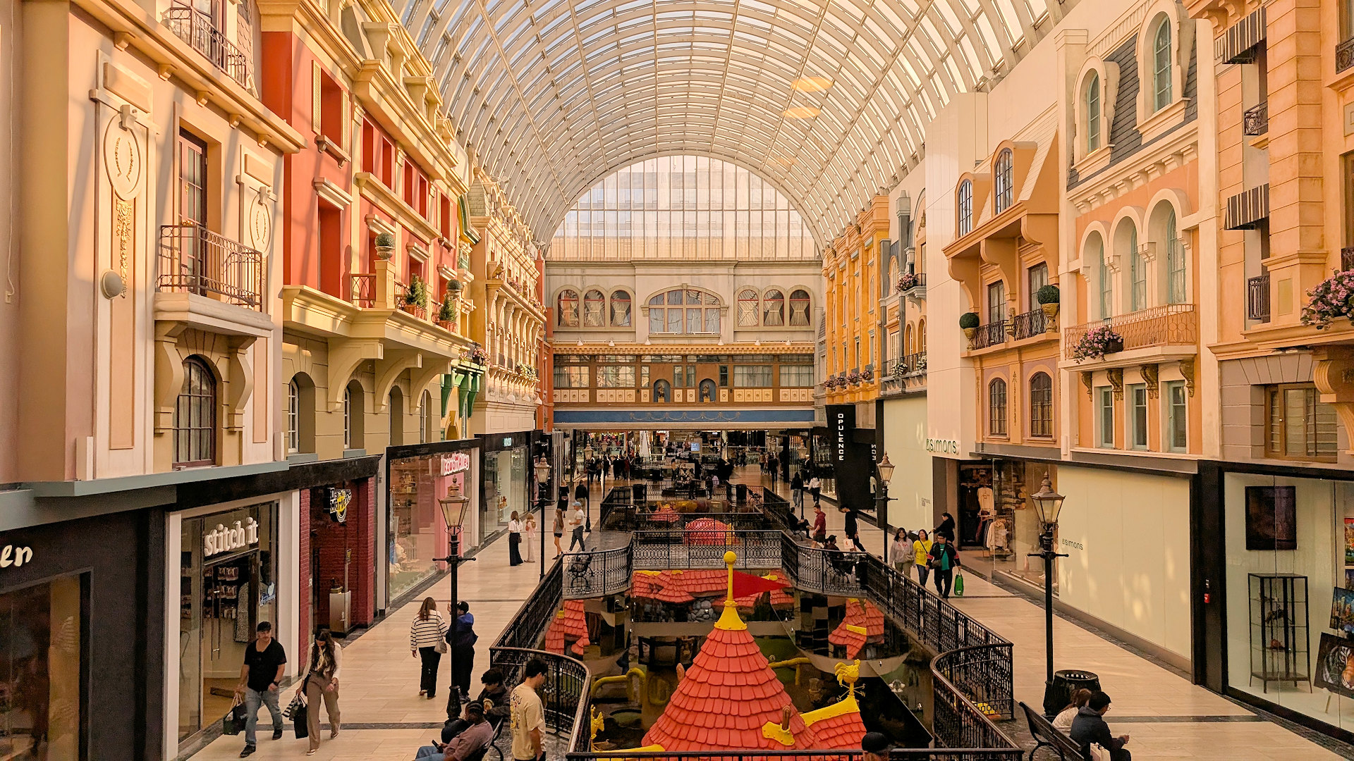 Blick in die West Edmonton Mall mit Geschäften 
