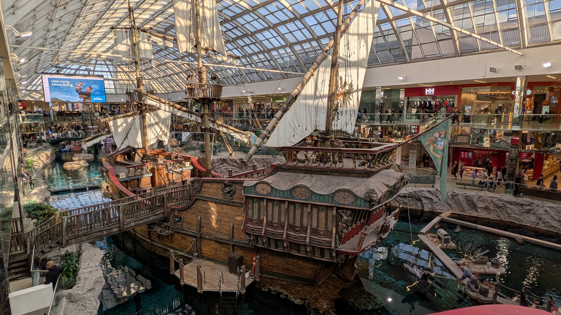 Halle in der West Edmonton Mall mit dem Nachbau eines historischen Segelschiffs in voller Grösse 