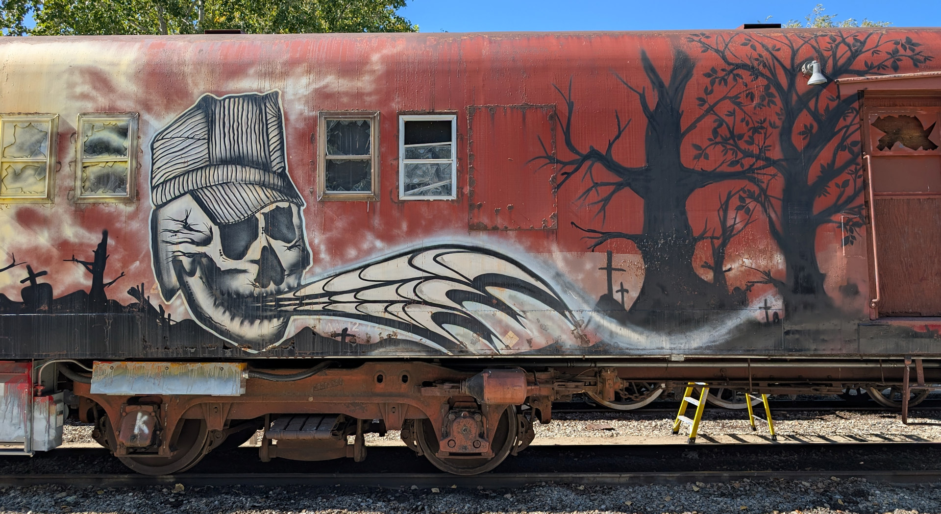 Eisenbahn Wagon der mit einem Geister Graffiti bemalt ist  