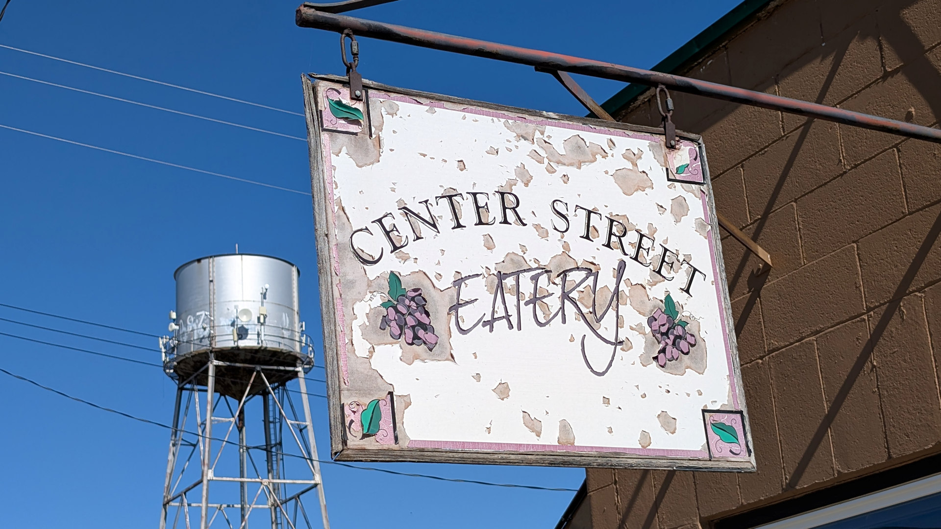 Schild der Center Street Eatery und ein Wasserspeicher in Arrowwood