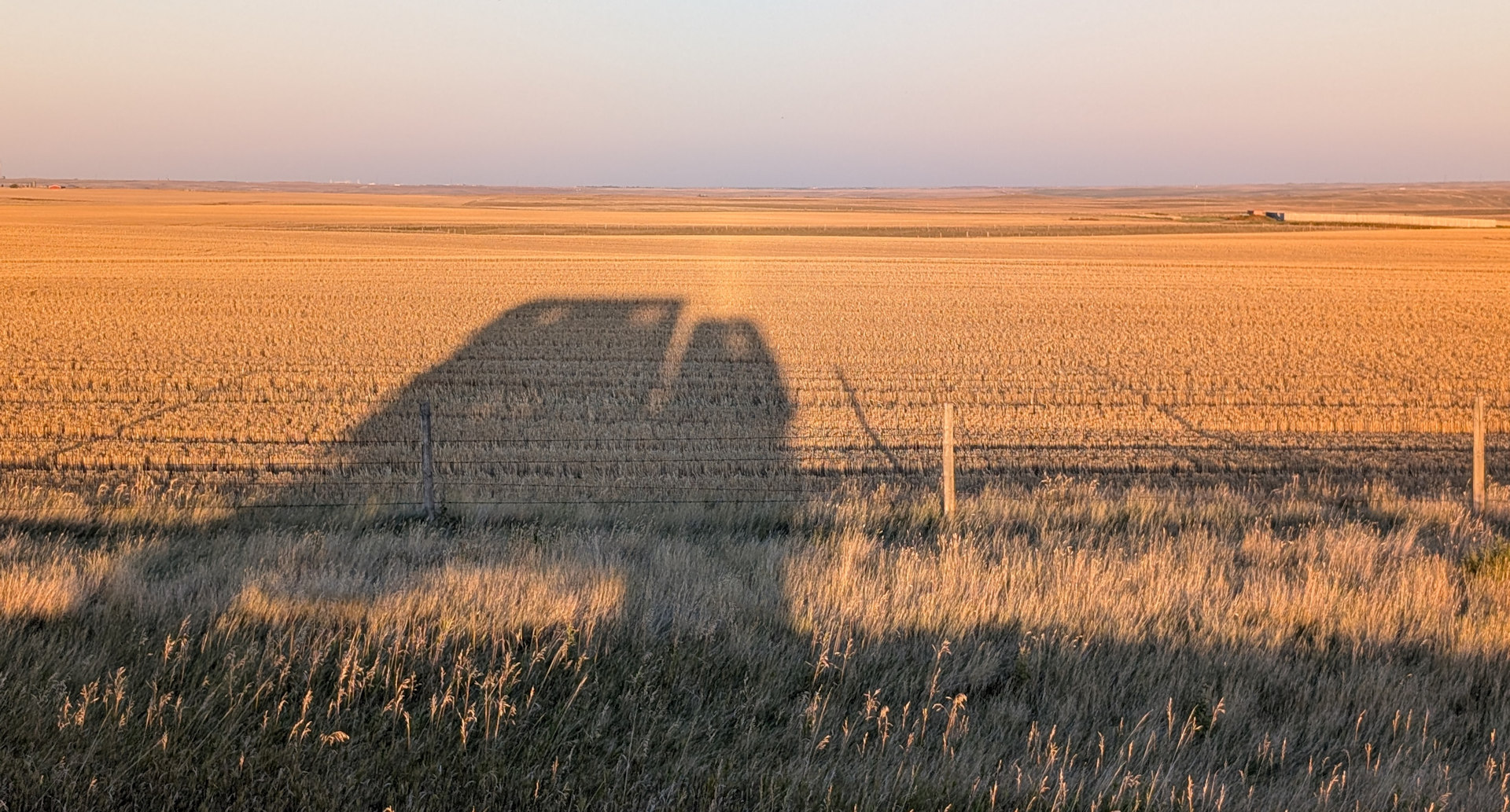 Schatten vom DAF T244 LKW auf einem abgeernteten Feld 