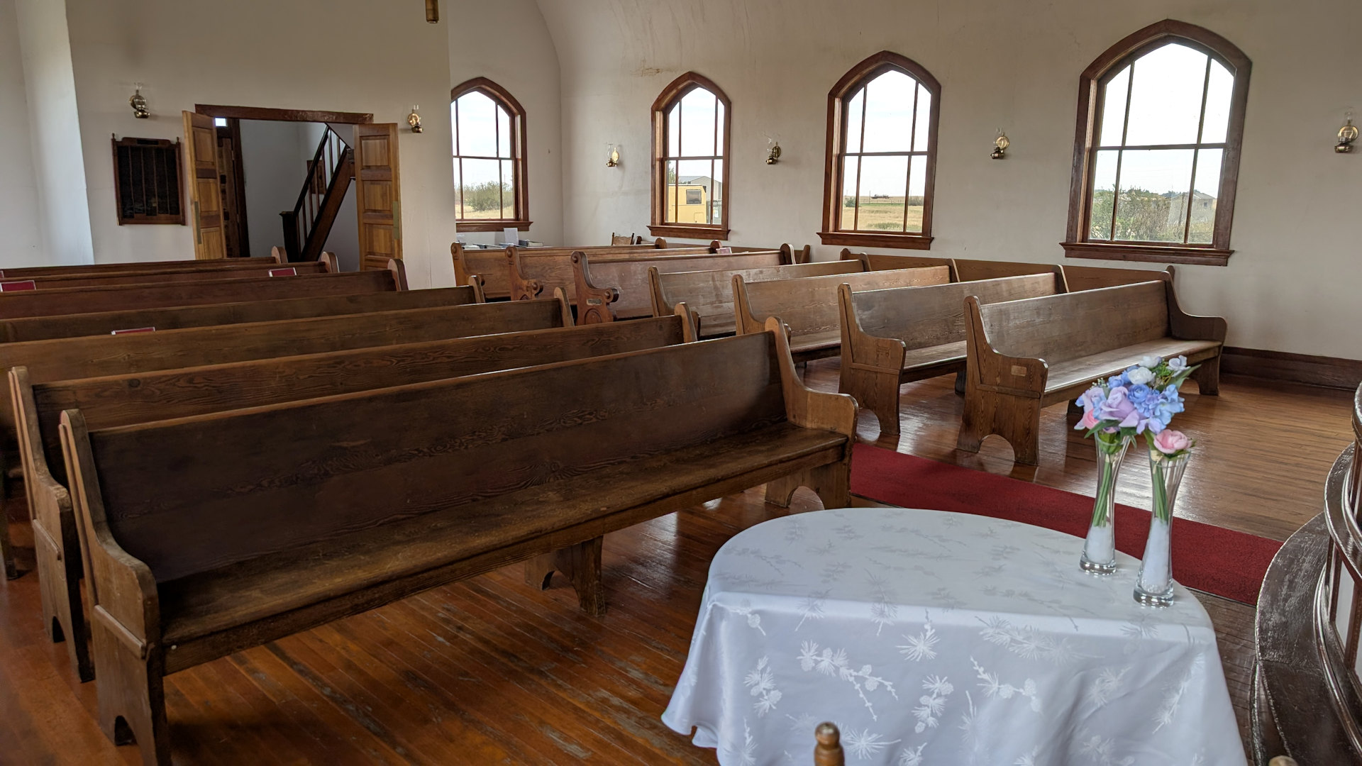 Innenraum der Kirche in Retlaw mit Kirchenbänken aus Holz 