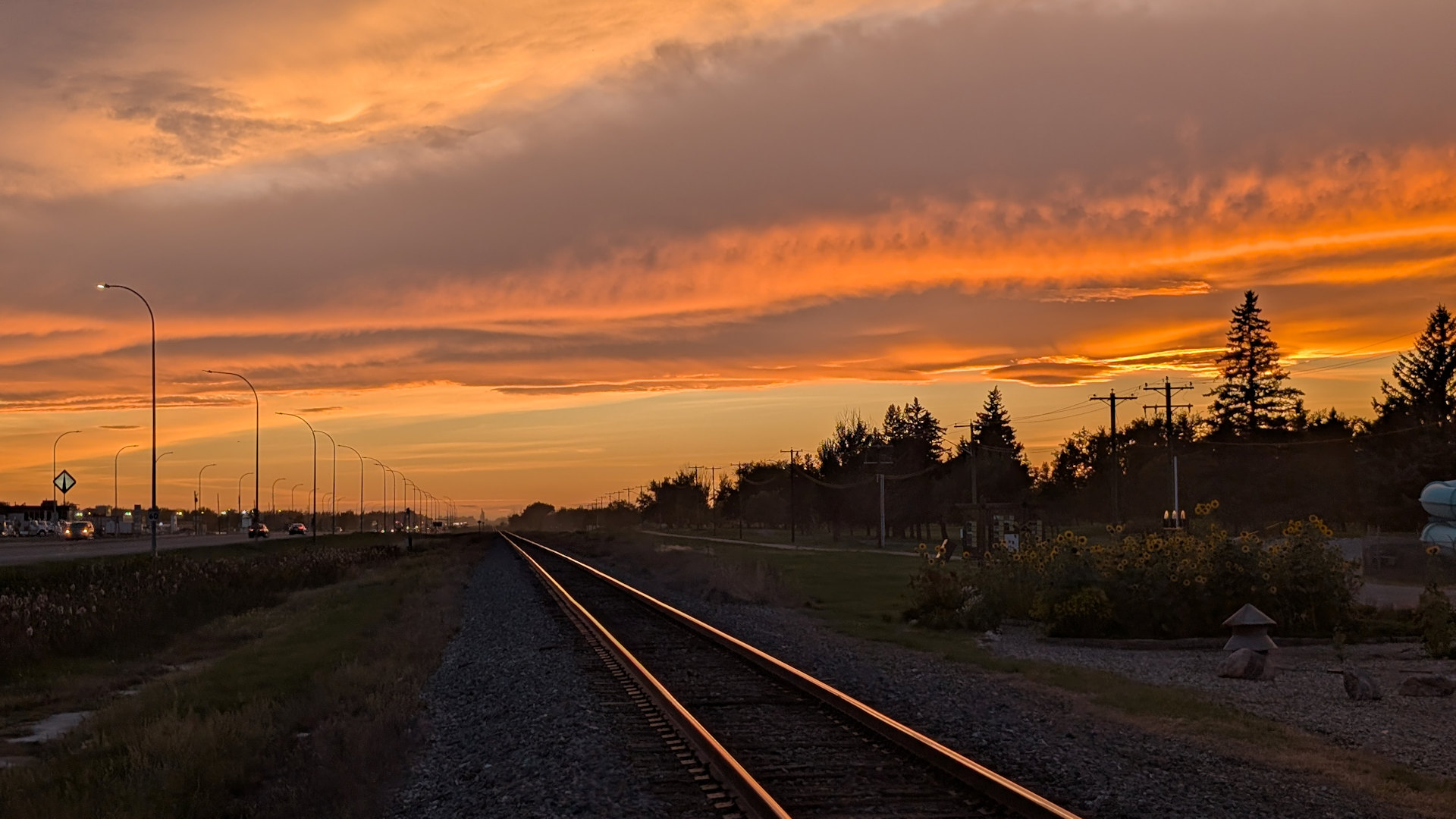 Sonnenuntergang in Taber, Alberta in der Nähe von Bahnschienen