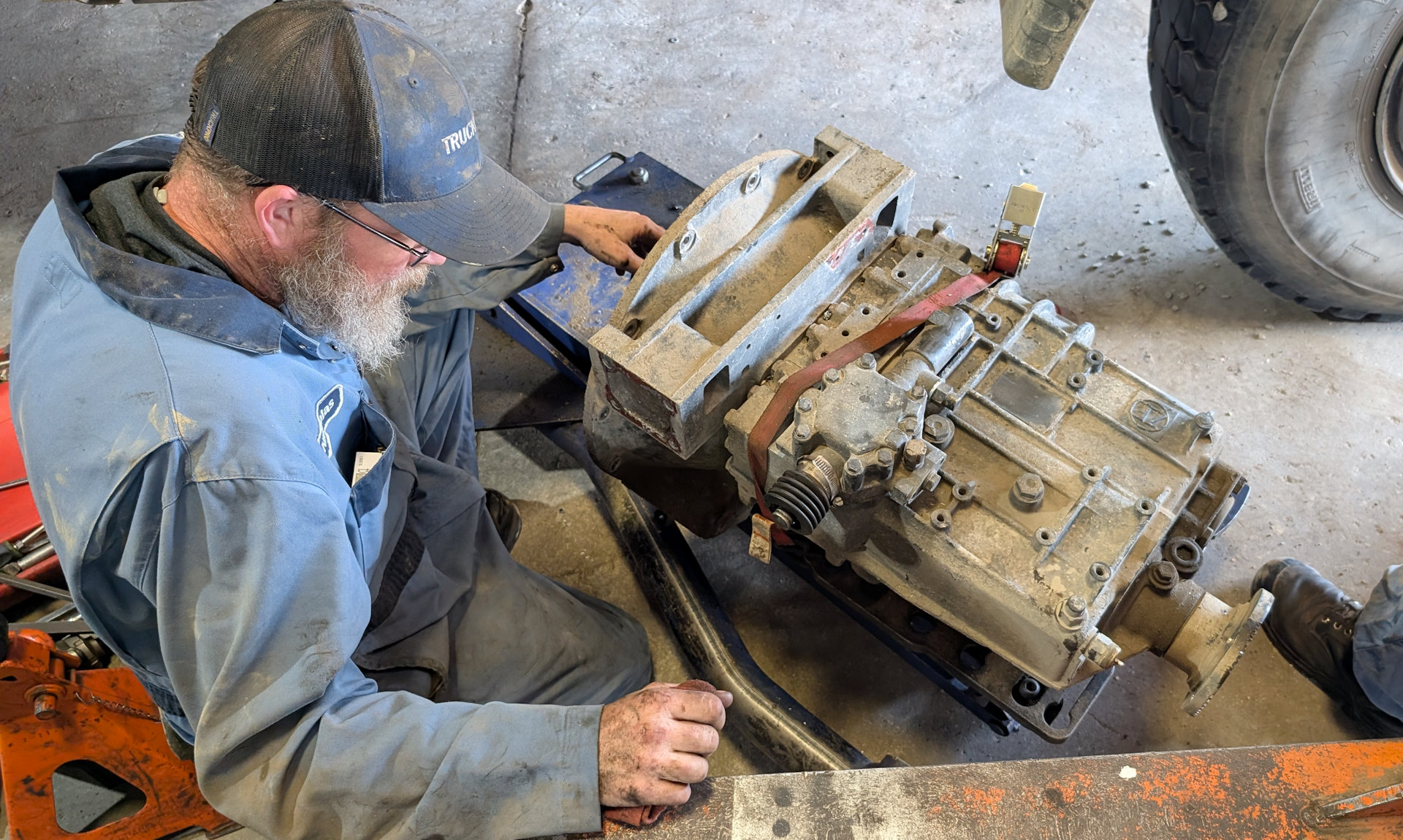 Mechaniker betrachtet ein für die Reparatur ausgebautes ZF Getriebe vom DAF T244 in der TruckPro Werkstatt Taber Alberta