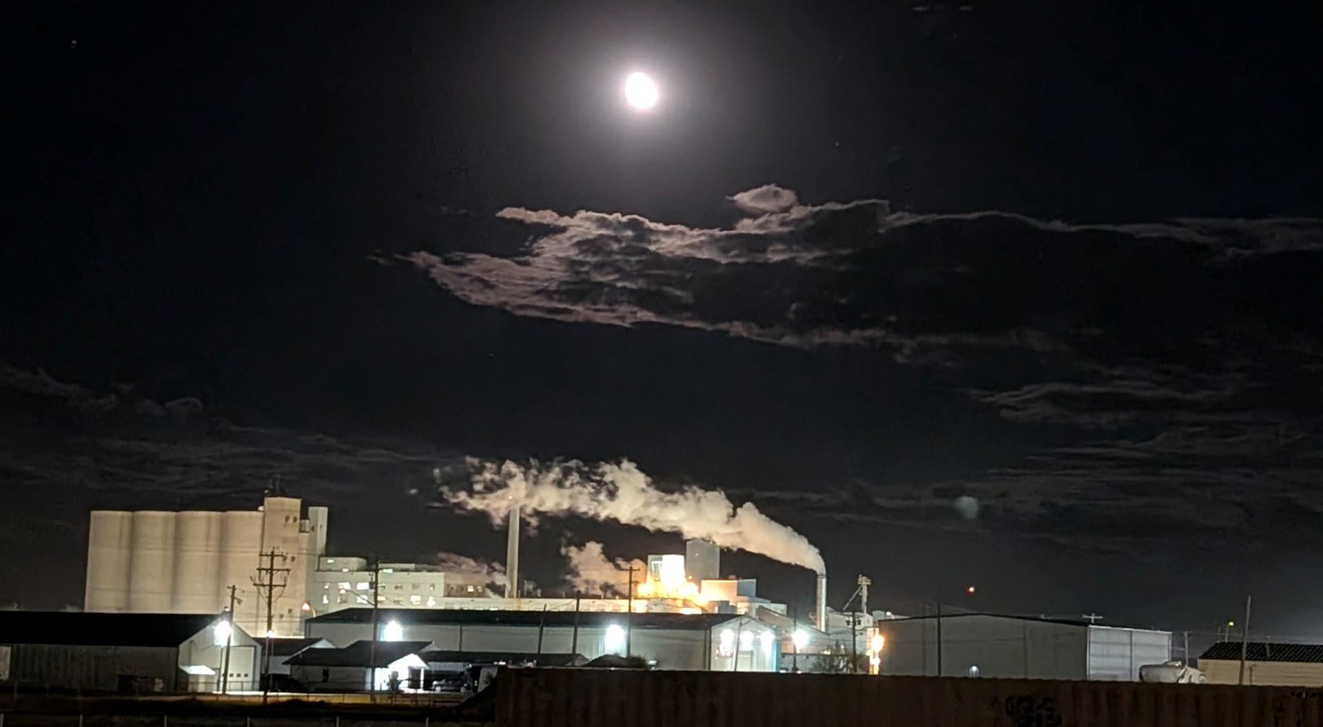 Zuckerfabrik in Taber Nachts bei Mondschein
