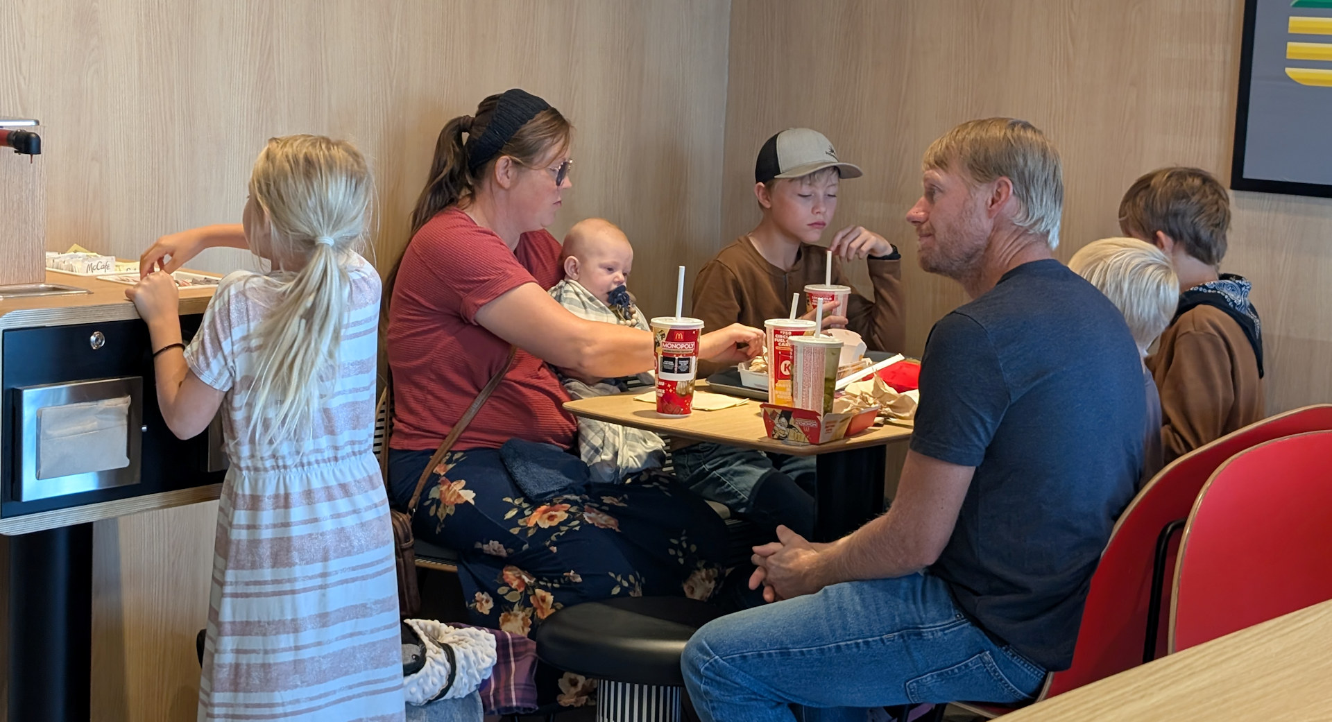 Familie mit 5 Kindern im McDonalds