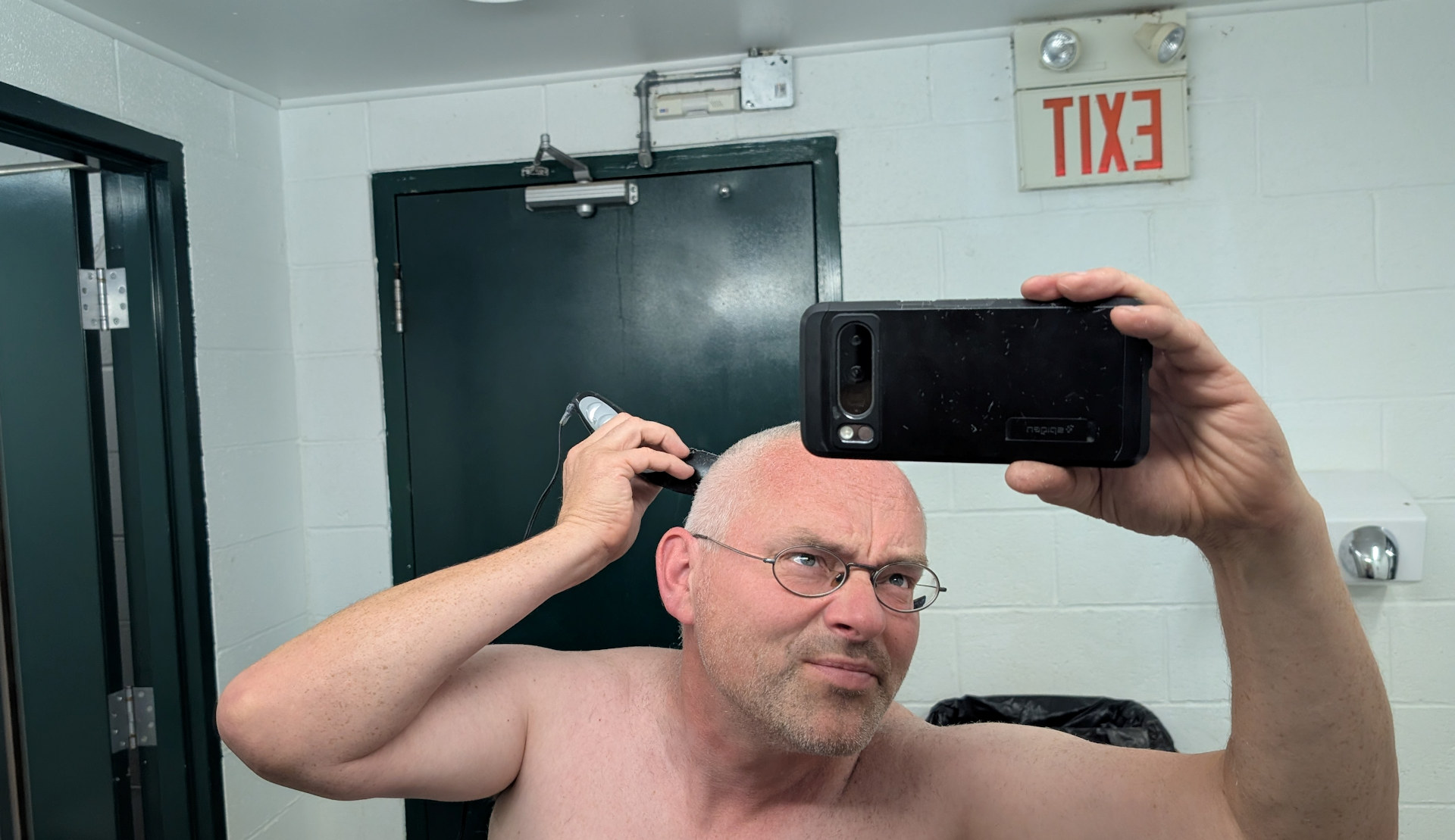 Selber Haare schneiden mit einem Rasierapparat auf dem Klo von einem Campingplatz