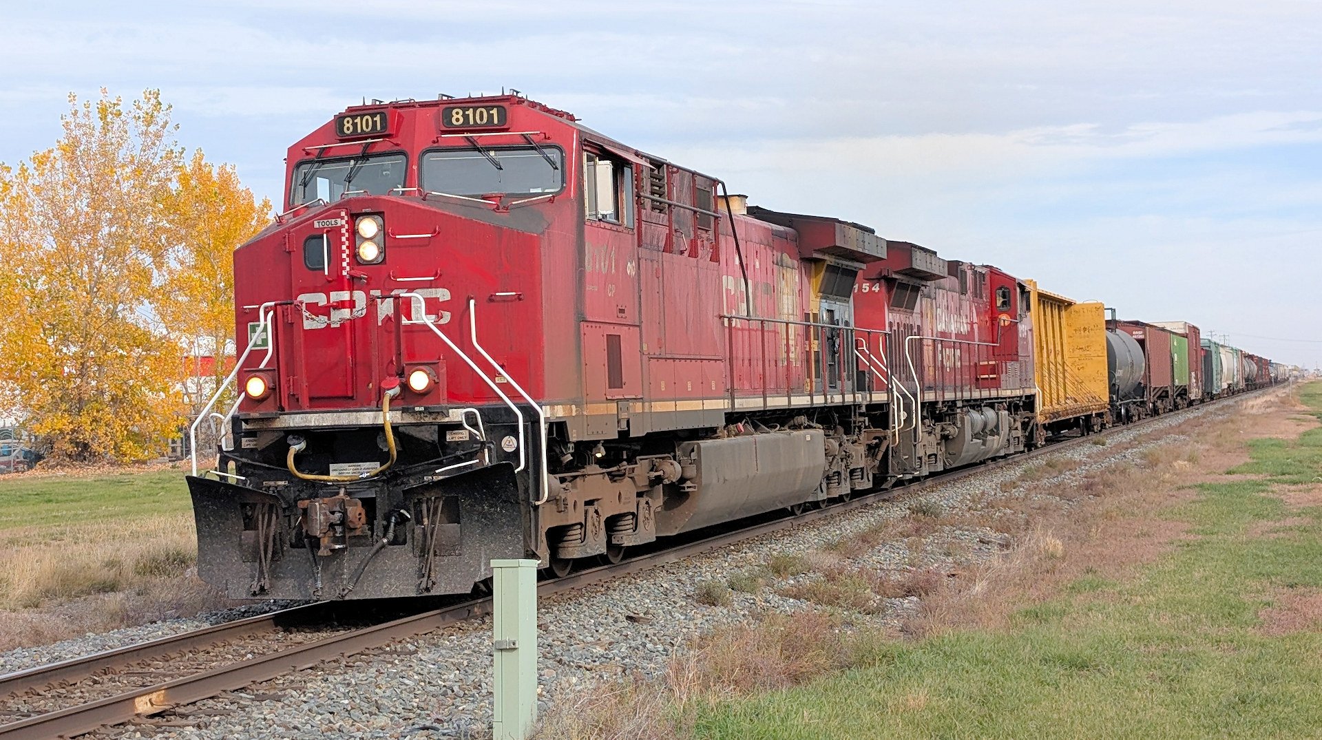 Güterzug der CPKC mit Diesel Lokomotive 8101 in Taber, Alberta
