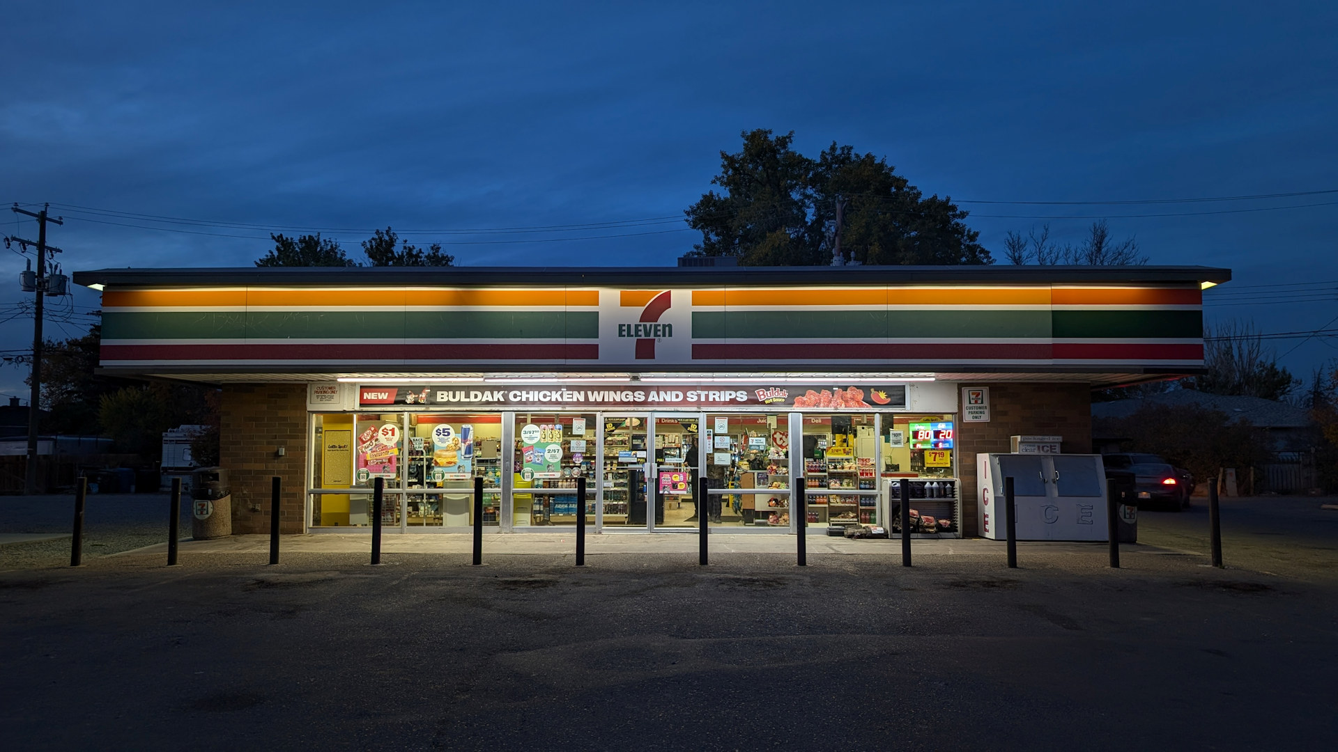 Stimmungsvoll am Abend beleuchtete 711 Filiale in Taber, Alberta